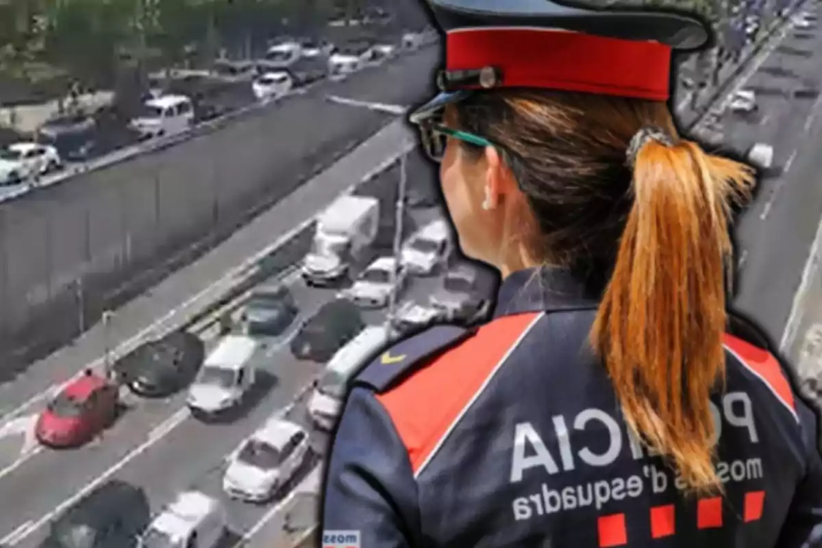 Una agent dels Mossos d'Esquadra i una carretera amb retencions