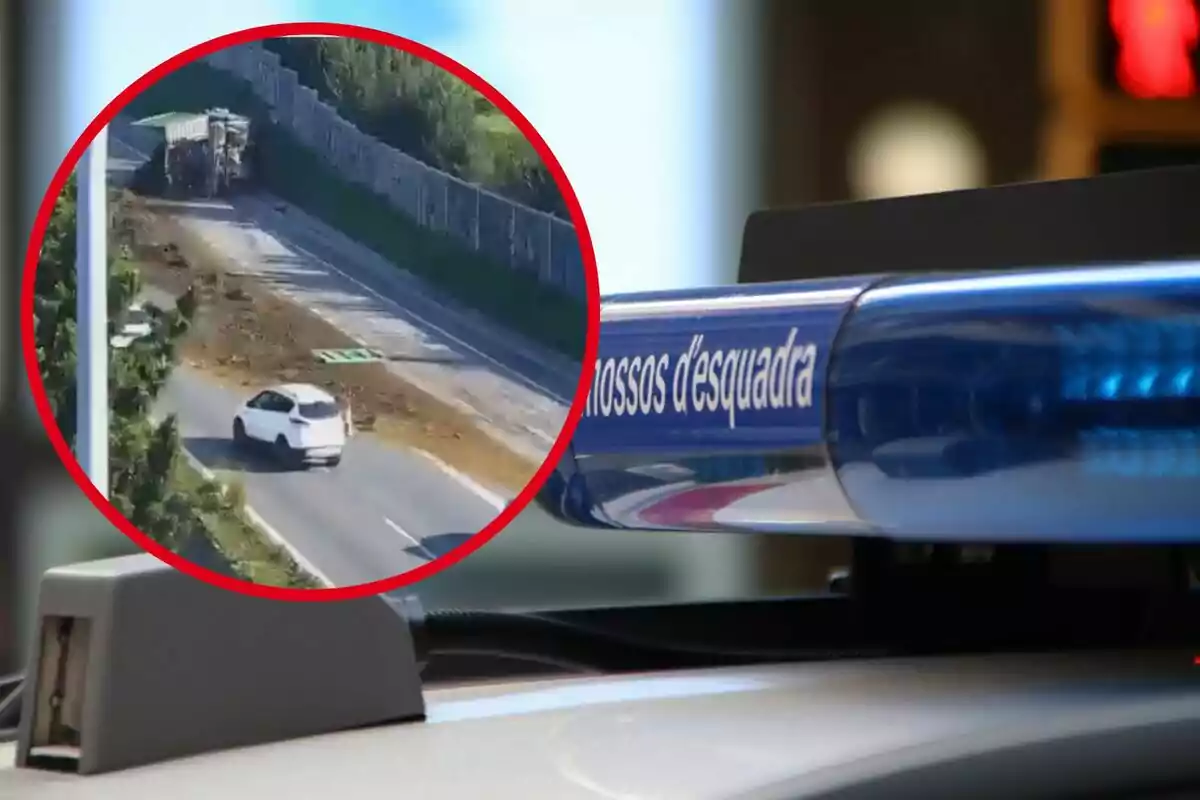 Un cotxe blanc circula per una carretera on un camió ha bolcat, mentre que un vehicle dels Mossos d'Esquadra és present.