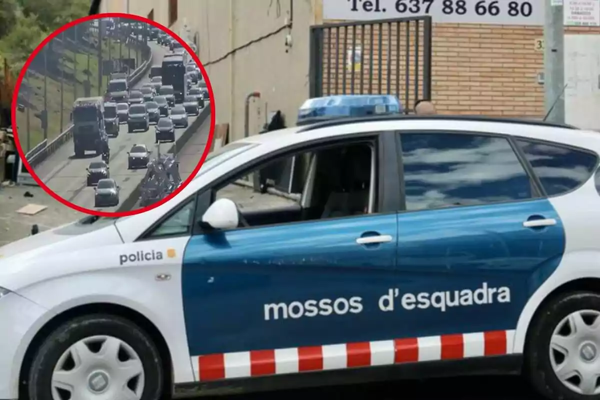 Cotxe dels Mossos d'Esquadra estacionat al costat d'una vorera amb un requadre que mostra una carretera amb trànsit dens