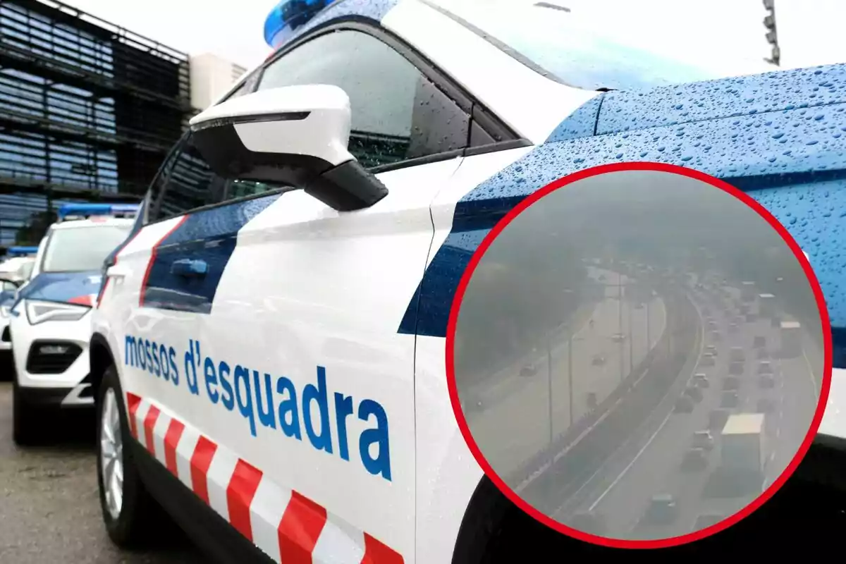Un cotxe dels Mossos d'Esquadra estacionat sota la pluja amb un requadre que mostra una carretera amb trànsit.