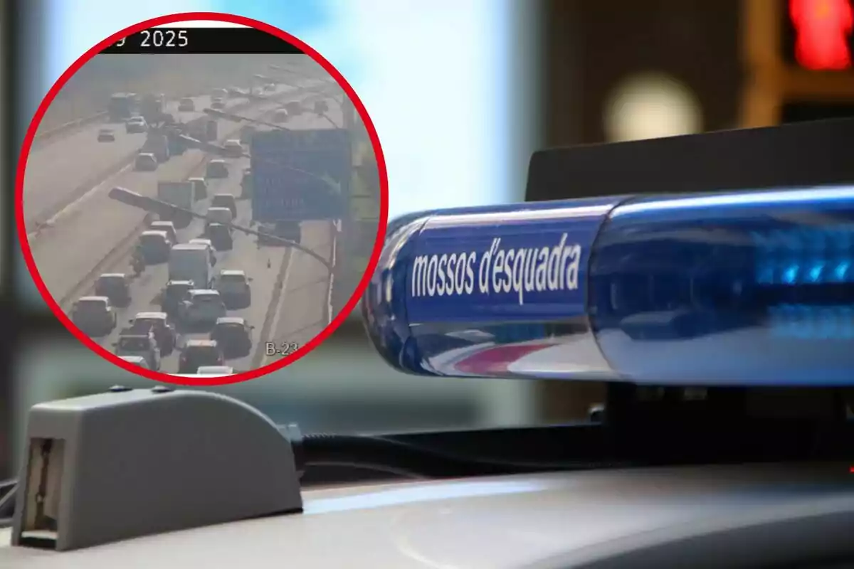 Cotxe patrulla dels Mossos d'Esquadra amb una imatge inserida d'un accident de trànsit en una autopista amb diversos vehicles aturats.