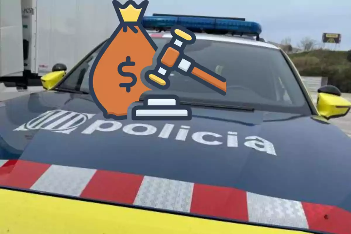 Cotxe de policia amb un dibuix d’un sac de diners i un mall de jutge sobre el capó