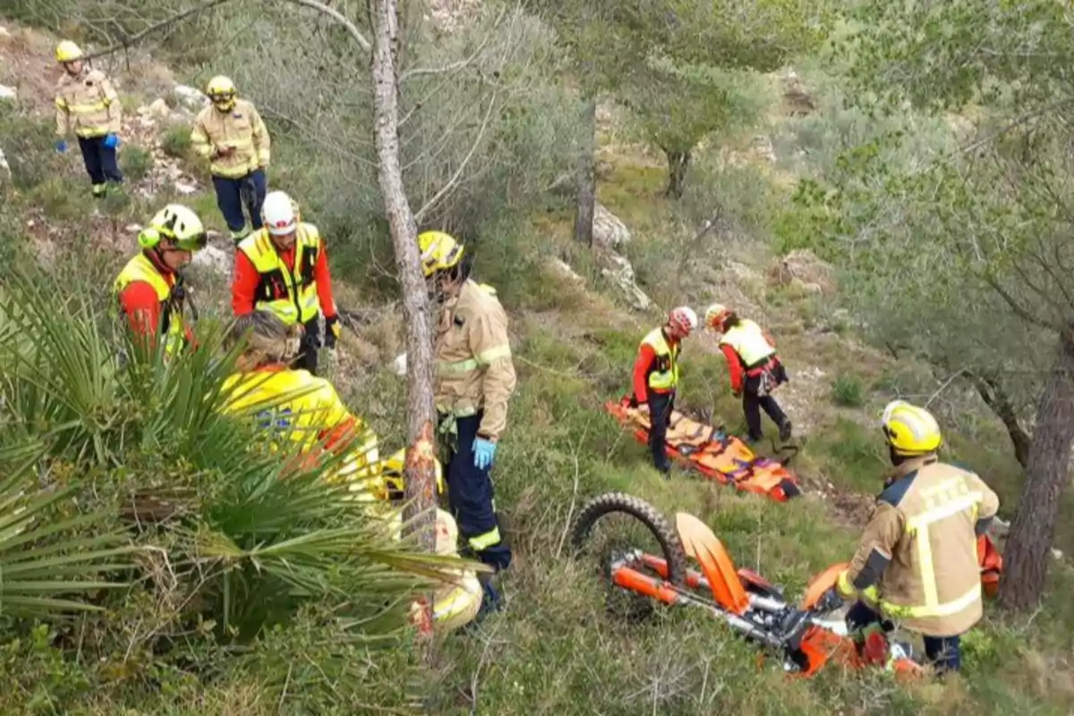 Bombers rescatant el motorista accidentat