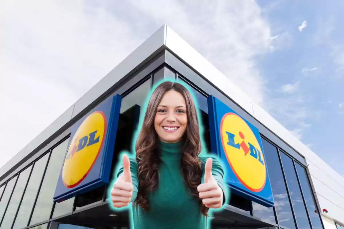 Mujer sonriendo con pulgares arriba frente a una tienda Lidl.