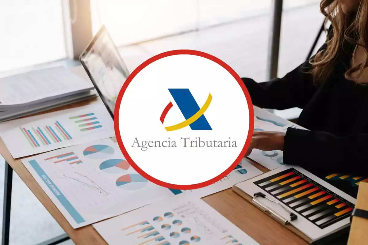 El logotipo de Agencia Tributaria y una persona trabajando con documentos, en un fotomontaje