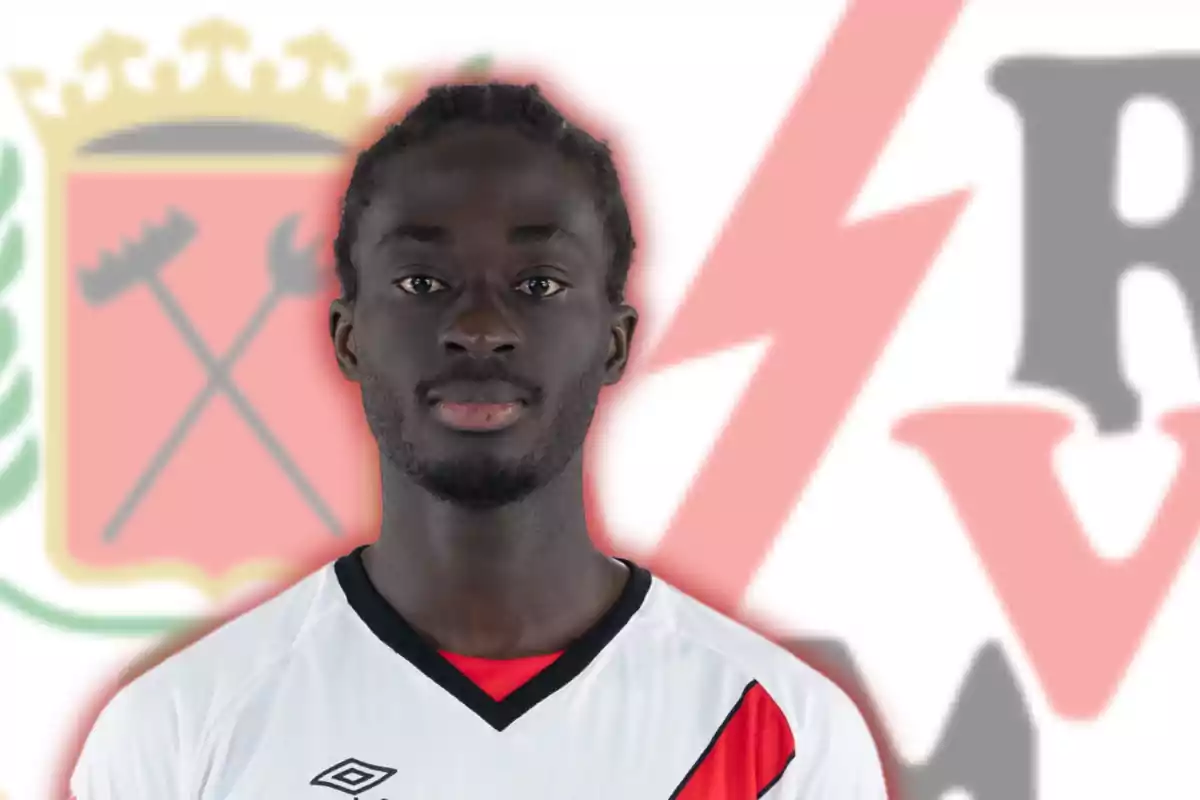 Abdul Mumin y el escudo del Rayo Vallecano