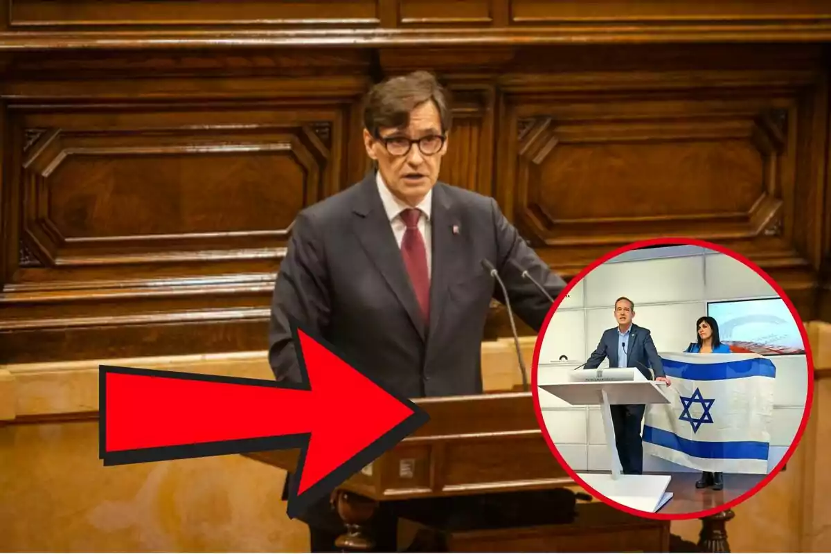Home amb vestit parlant en un faristol de fusta amb un cercle vermell que mostra dues persones sostenint una bandera d'Israel.