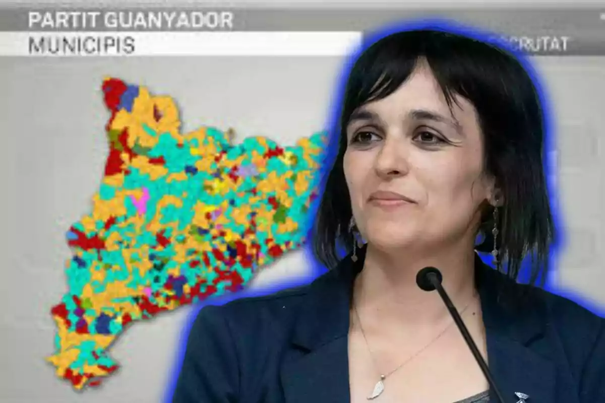 Una dona de cabell fosc i curt davant d’un micròfon apareix sobre un fons amb un mapa polític de Catalunya ple de colors i la paraula municipis a la part superior.