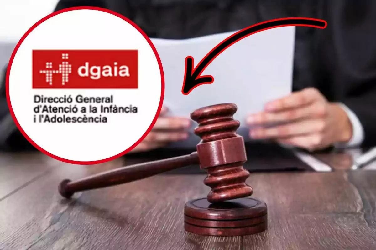 Un mall de jutge sobre una taula amb una persona sostenint documents al fons i un logotip de la Direcció General d'Atenció a la Infància i l'Adolescència en un cercle vermell.