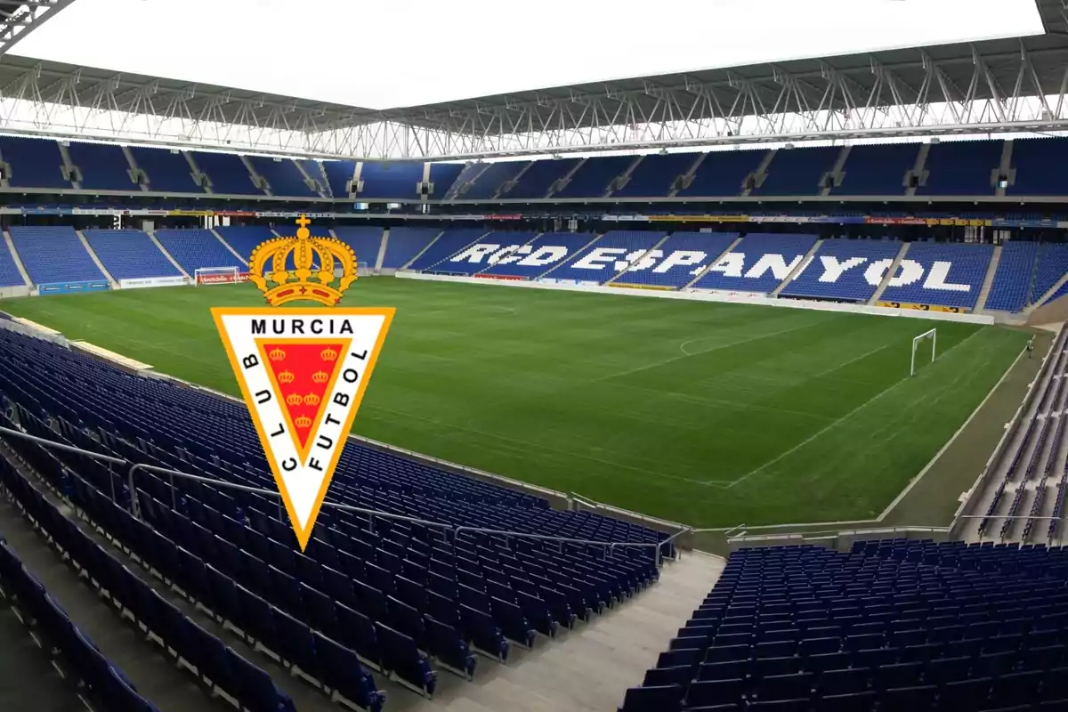 RCDE Stadium y el escudo del Murcia