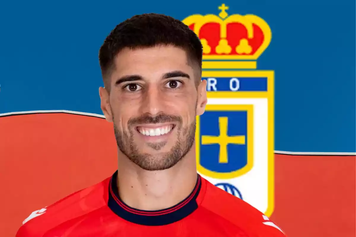 Nacho Vidal i l'escut del Real Oviedo