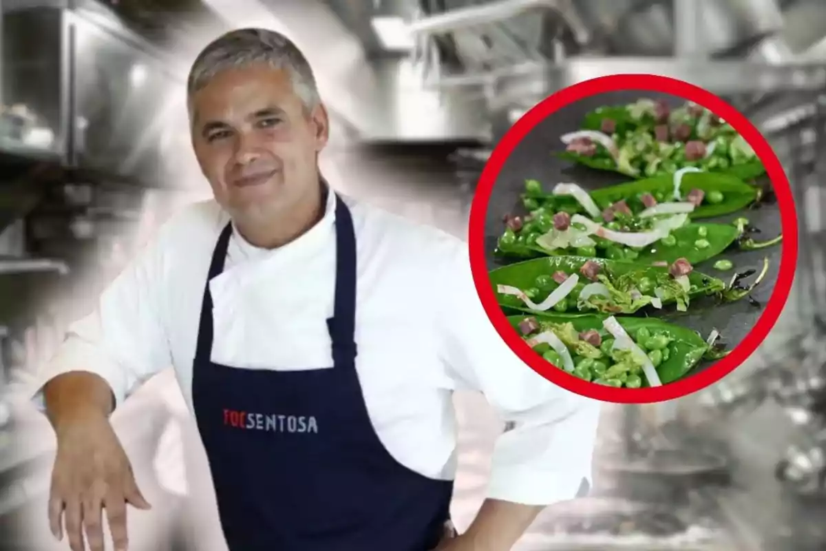 Chef con delantal azul marino posando en una cocina profesional con un plato de guisantes y verduras enmarcado en un círculo rojo a su lado