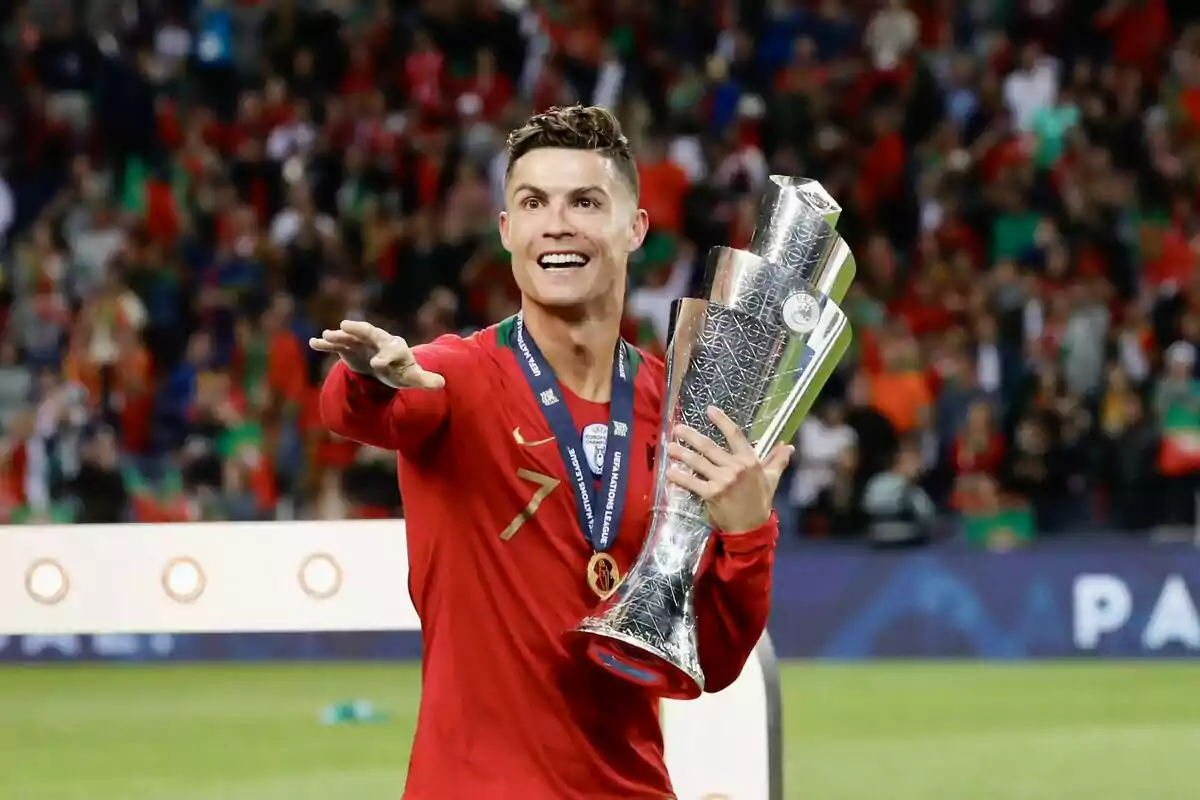 Cristiano Ronaldo amb el trofeu de la Nations League Cristiano Ronaldo amb el trofeu de la Nations League