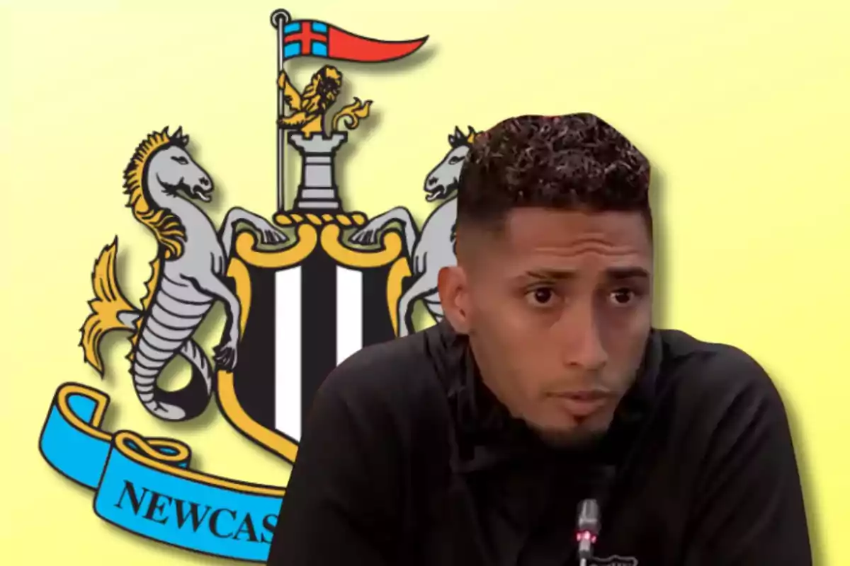 Home parlant davant d'un micròfon amb l'escut del Newcastle United de fons.