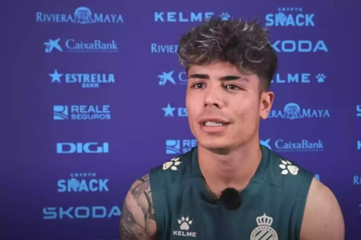 Nico Melamed durant una entrevista amb una samarreta d'entrenament del RCD Espanyol