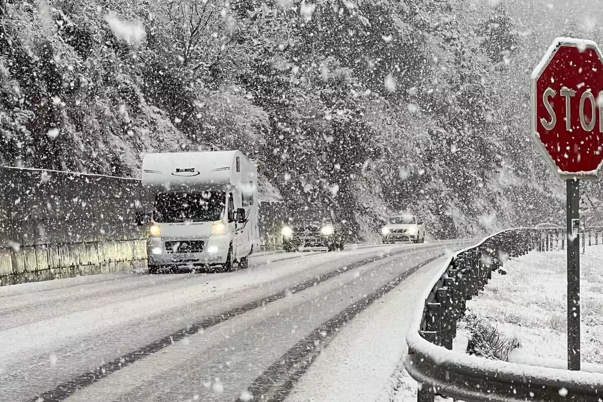 Cotxes circulant per una carretera nevada