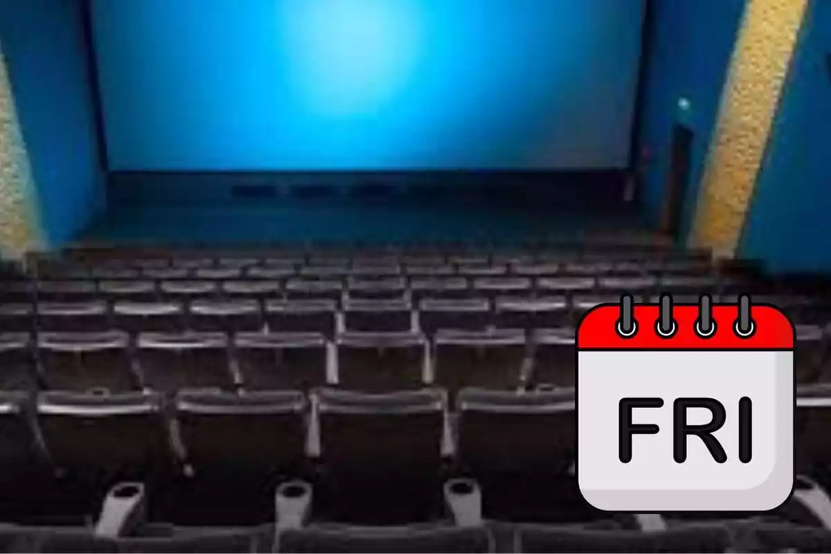 Sala de cinema amb pantalla i butaques i un calendari