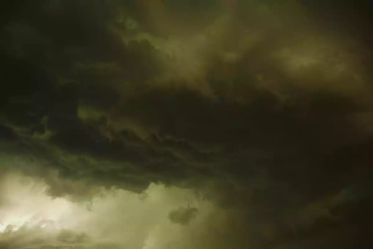 Cielo oscuro con nubes de tormenta densas y dramáticas.