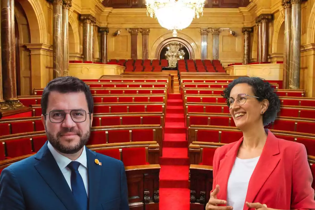 Dues persones en un parlament amb seients vermells i columnes decoratives.