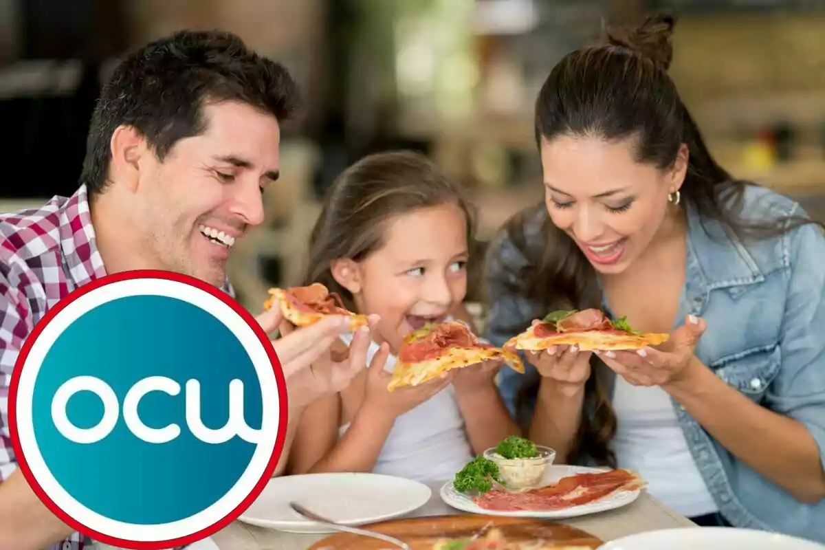 Imatge d´una família de pare, mare i filla menjant pizza. A la cantonada inferior esquerra, dins d'un cercle, el logo de l'OCU
