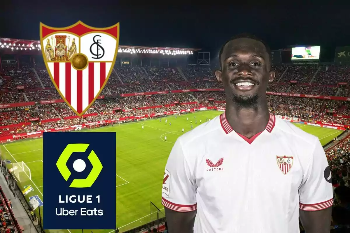 Un jugador del Sevilla FC posant a l'estadi amb el logotip de la Lliga 1 Uber Eats.