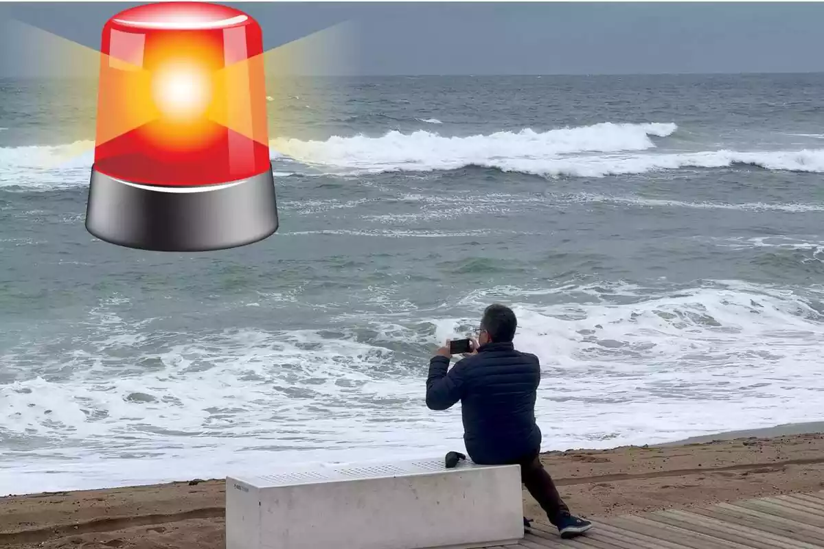 Una persona fent fotos a les onades del mar