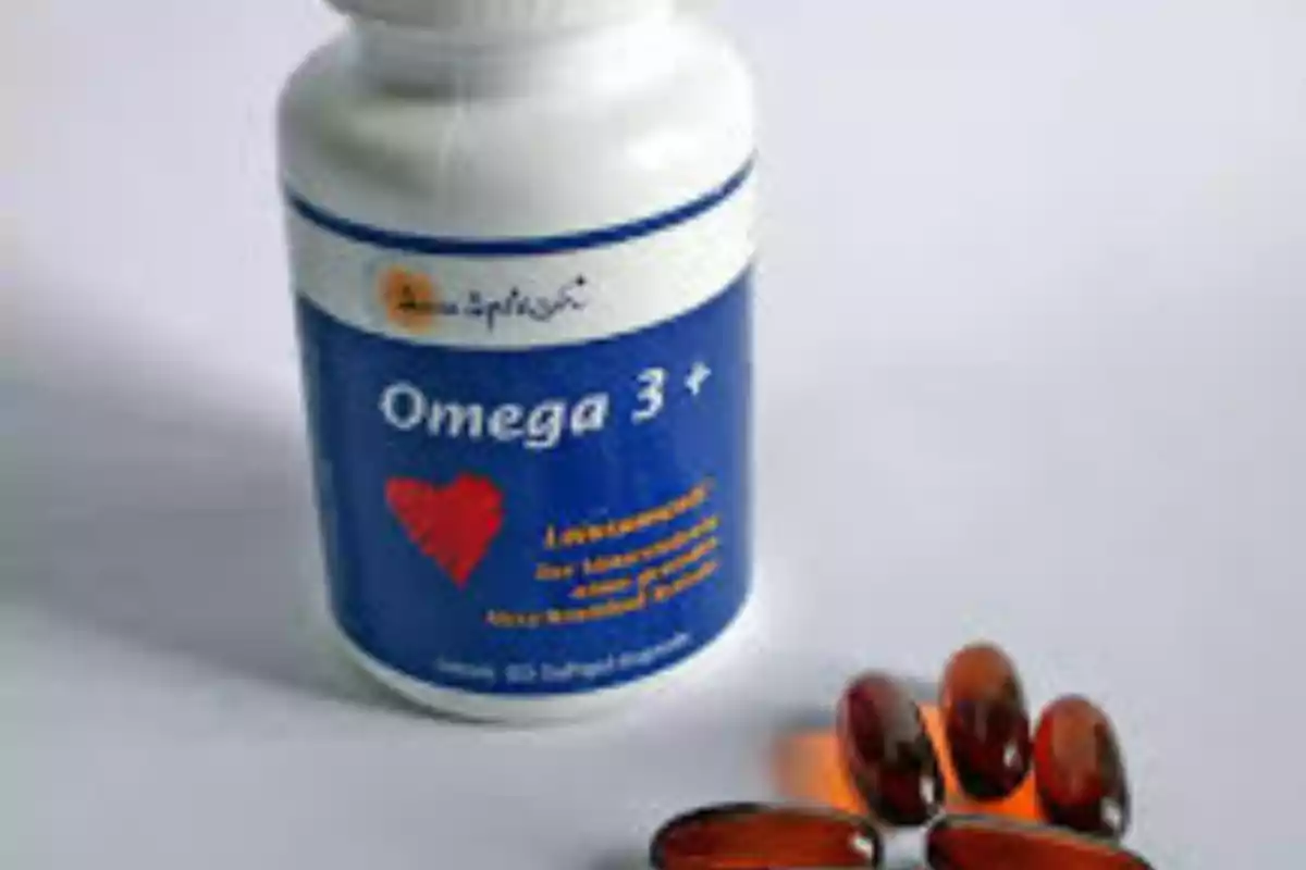 Ampolla de suplement Omega 3+ amb càpsules toves de color marró.
