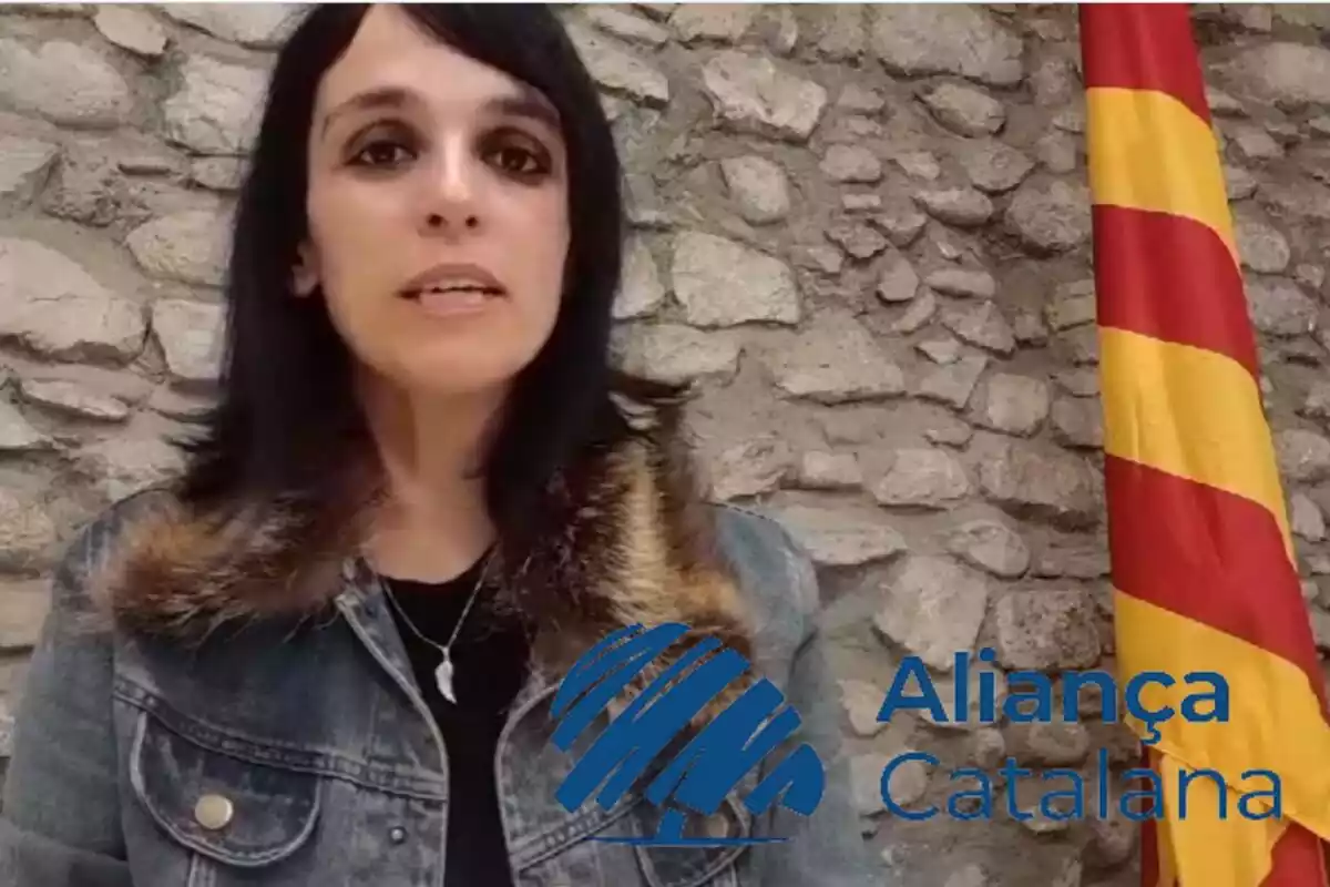 Muntatge amb una imatge de Sílvia Orriols parlant a càmera durant un vídeo de campanya. A la dreta, el logotip d'Aliança Catalana