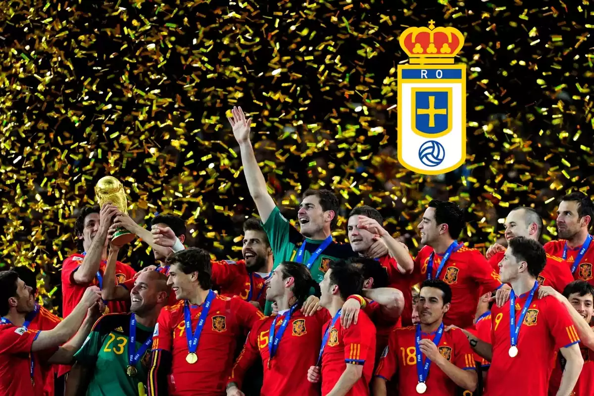 Selecció espanyola aixecant el Mundial