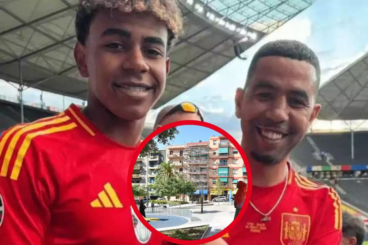 Dos personas con camisetas rojas de la selección española de fútbol posan en un estadio, con una imagen circular de un parque urbano superpuesta en el centro.