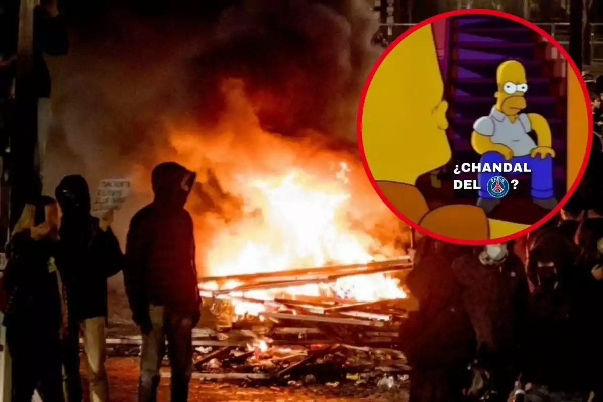 Diverses persones encaputxades estan reunides davant d’una gran foguera al carrer i a la cantonada superior dreta hi ha un meme dels Simpson amb en Homer i la frase “Xandall del PSG?”
