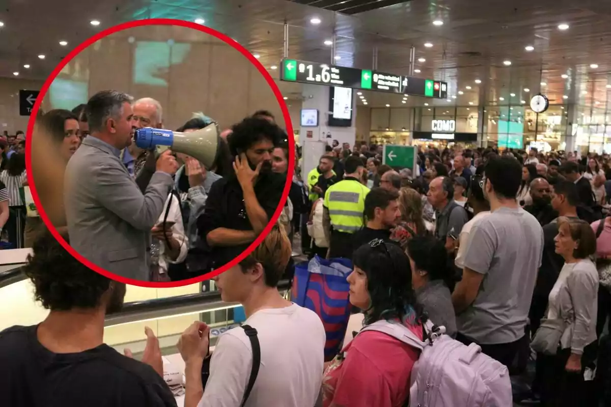 Una multitud de persones es troba en un lloc públic, possiblement un aeroport, mentre que un home amb un megàfon sembla estar donant instruccions o fent un anunci.