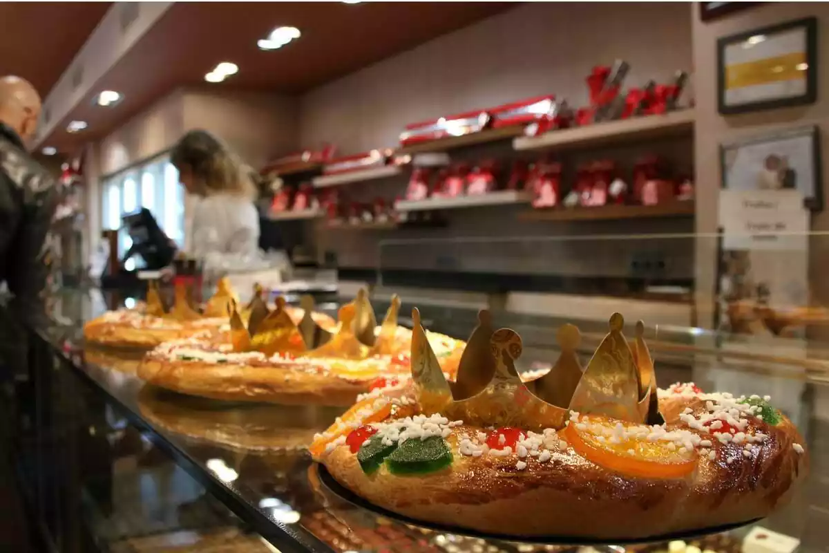 Imatge d'una pastisseria amb diversos tortells de Reis