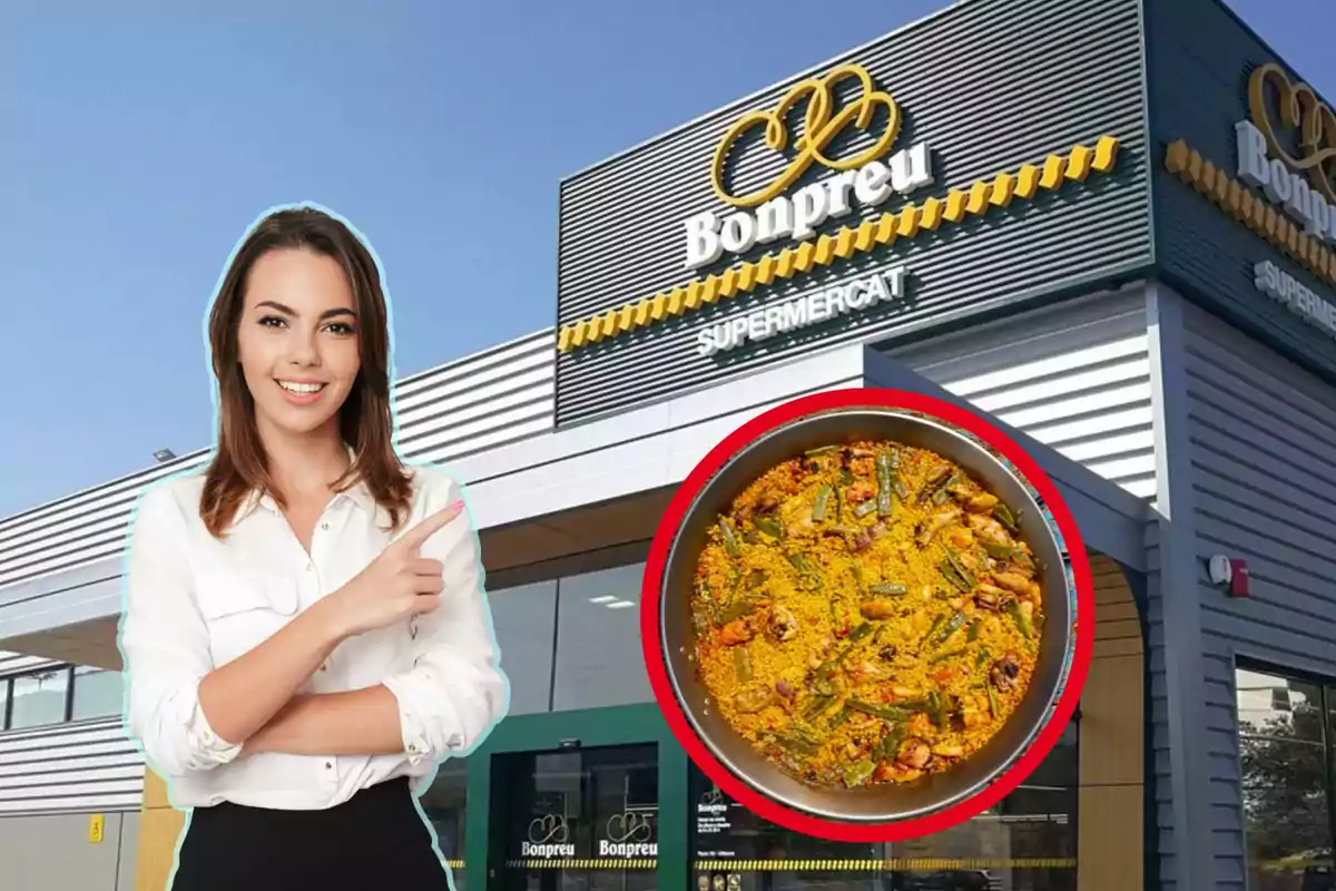 Una dona somrient assenyala cap a una paella davant d'un supermercat Bonpreu.