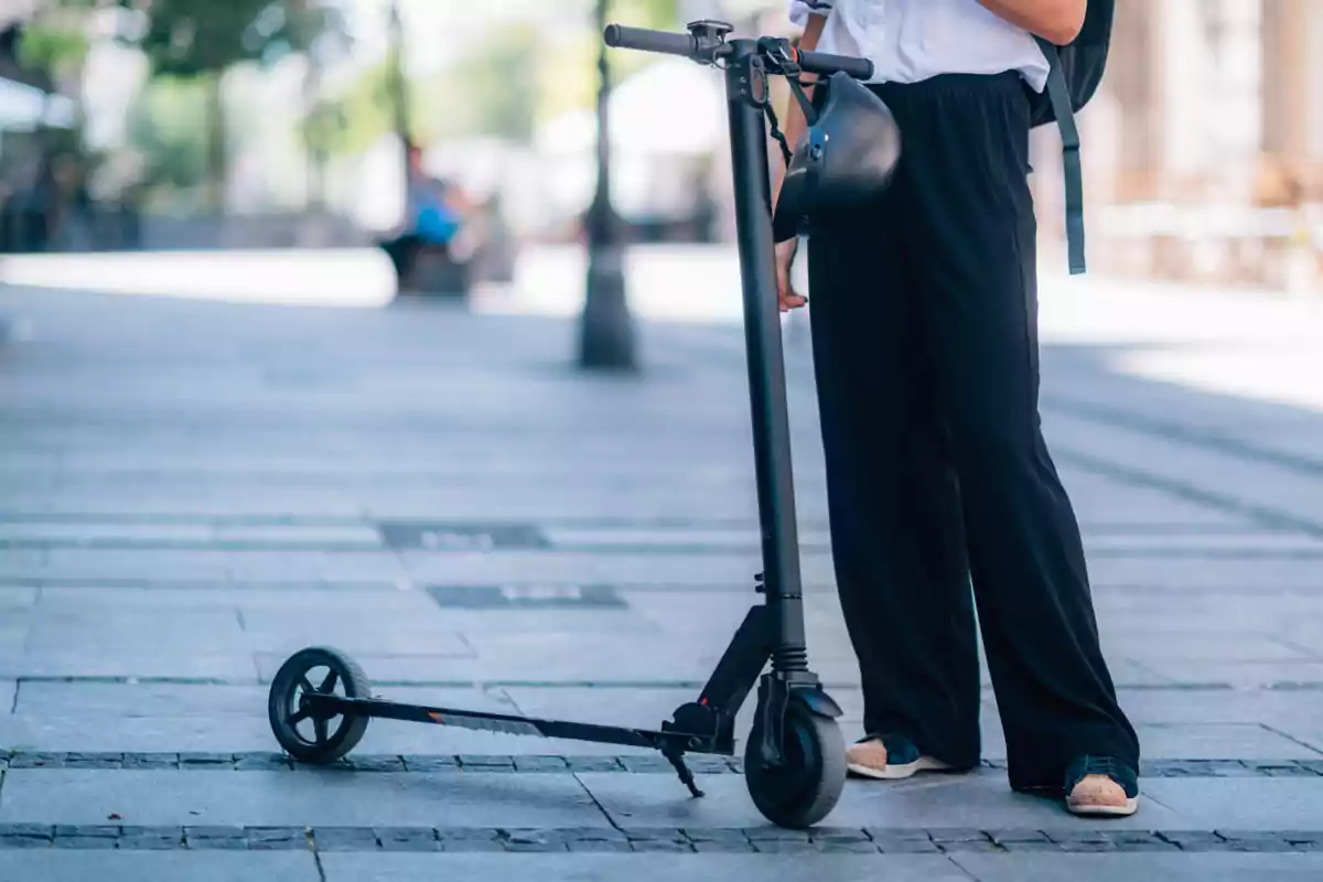 Jove amb un patinet elèctric