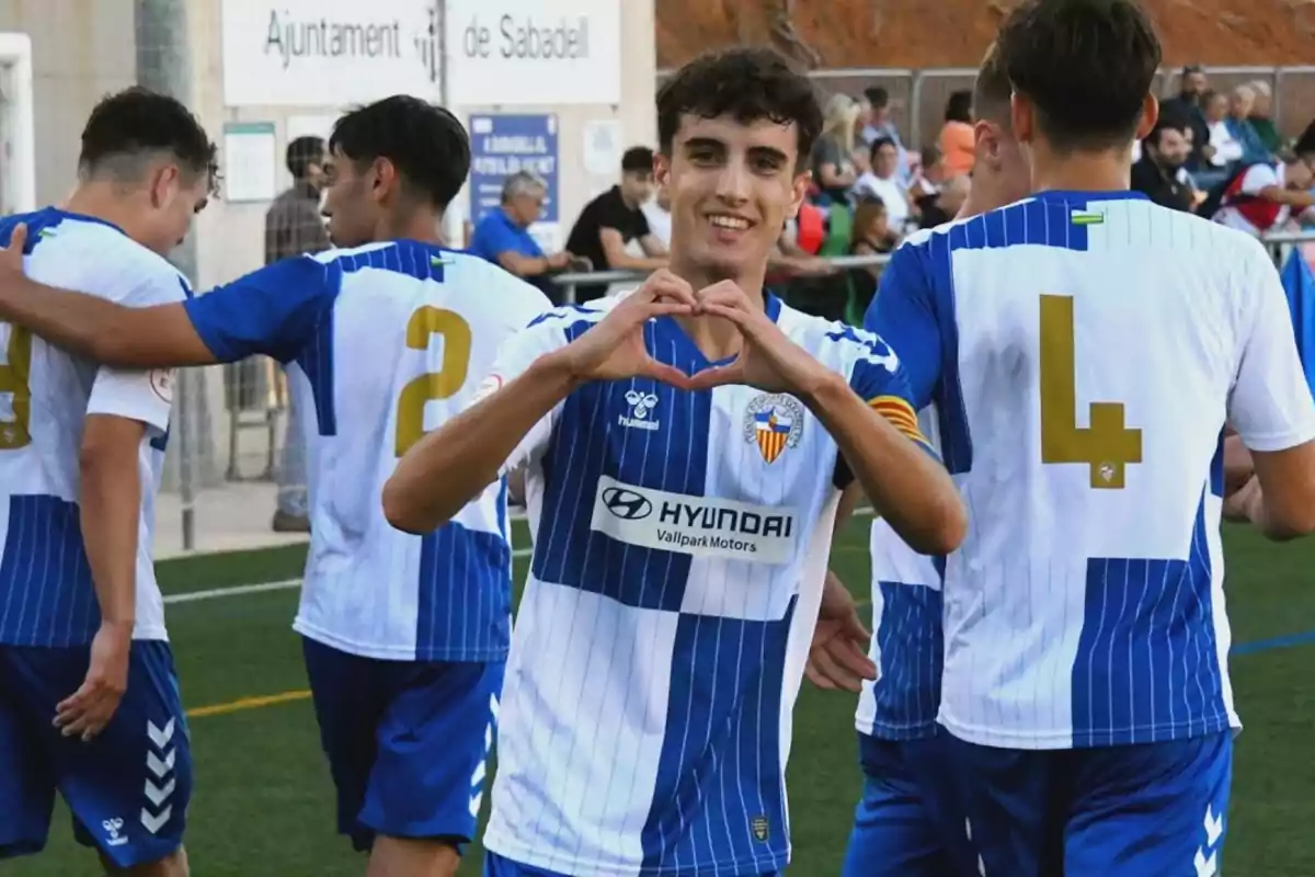 Pau Fernández celebrant un gol amb el Sabadell Pau Fernández celebrant un gol amb el Sabadell