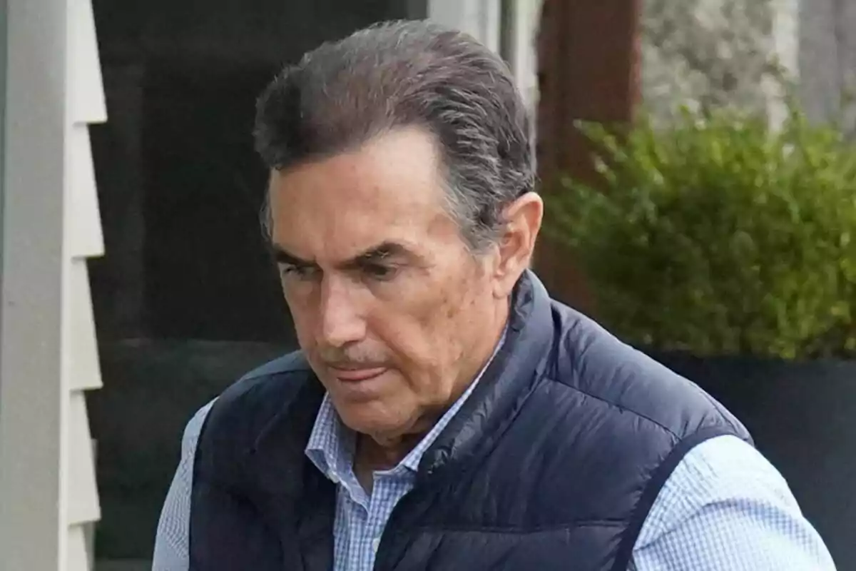 Pedro Campos llega al Restaurante D'Berto a 05 de Octubre de 2024 en O Grove, Galicia. Pedro Campos llega al Restaurante D'Berto a 05 de Octubre de 2024 en O Grove, Galicia.