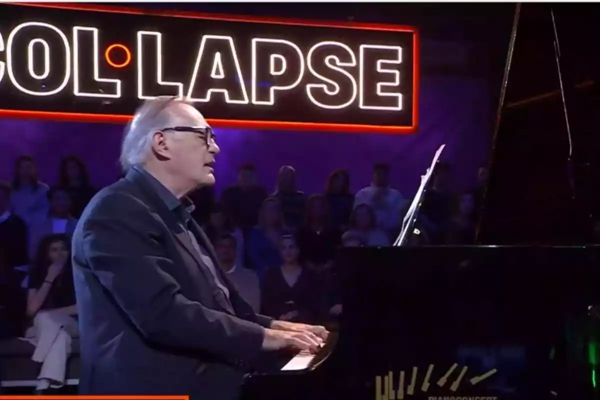 Pedro Piqueras tocant el piano al plató de 'Col·lapse'