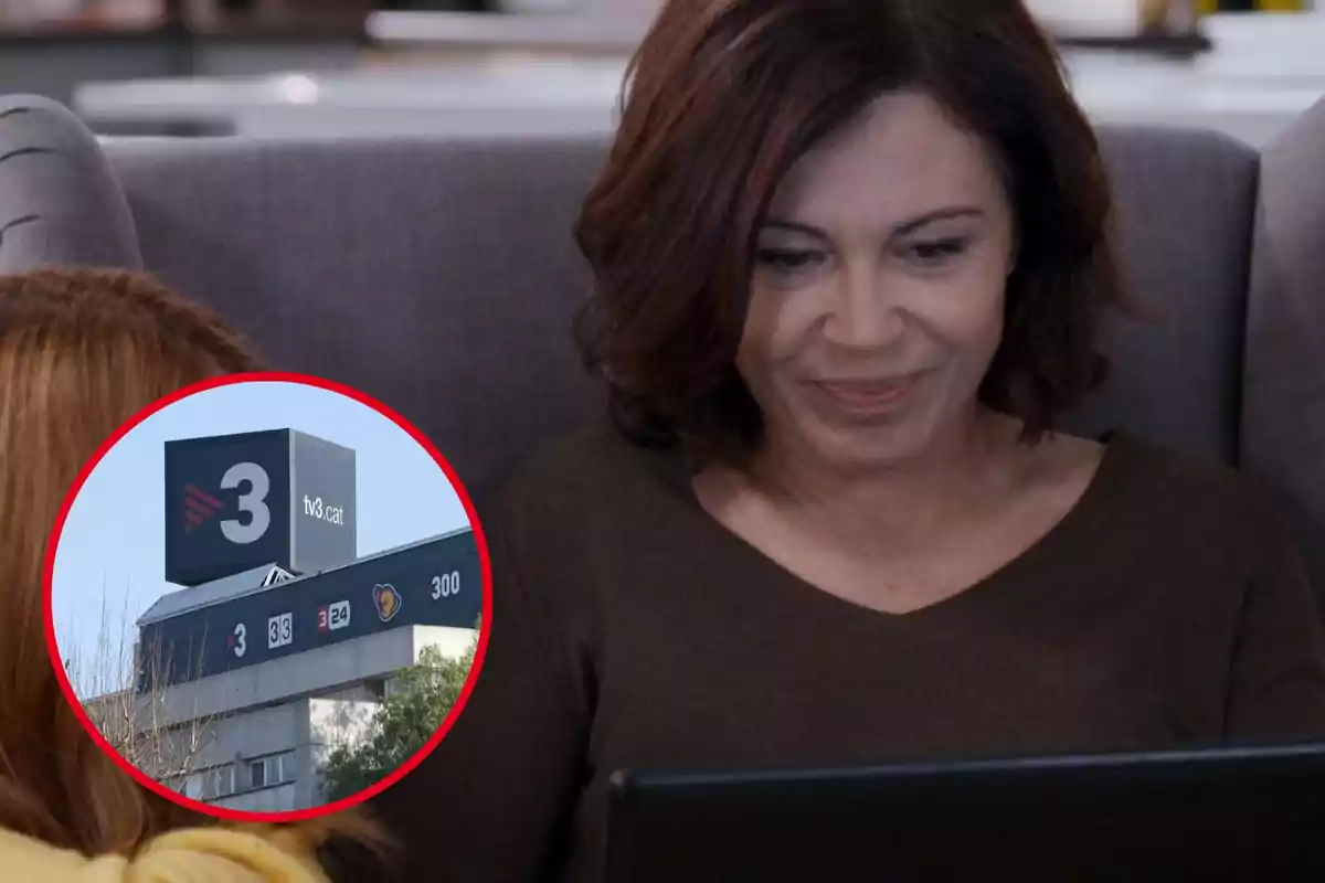 Una mujer sonríe mientras mira una pantalla, con un recuadro que muestra el logo de TV3 y el edificio de la cadena televisiva.