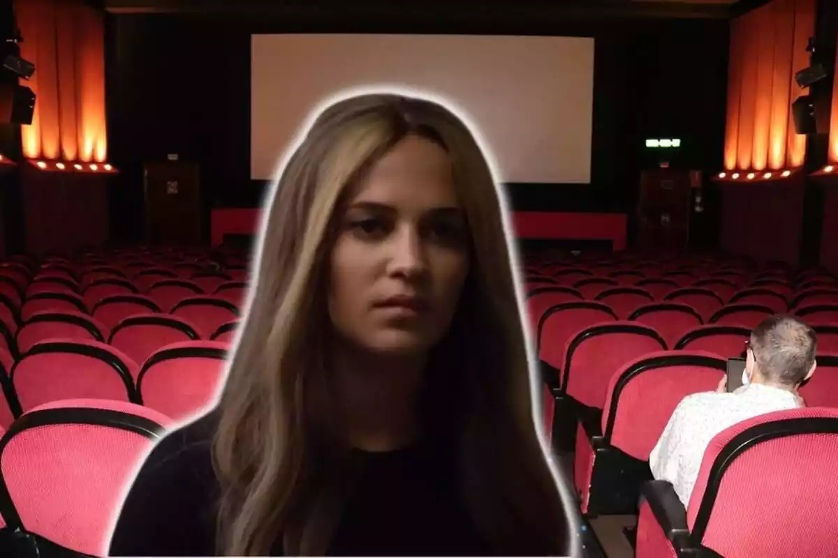 Muntatge amb una imatge d'una sala de cinema fons i en primer terme, en relleu, la protagonista de la pel·lícula referenciada a la notícia