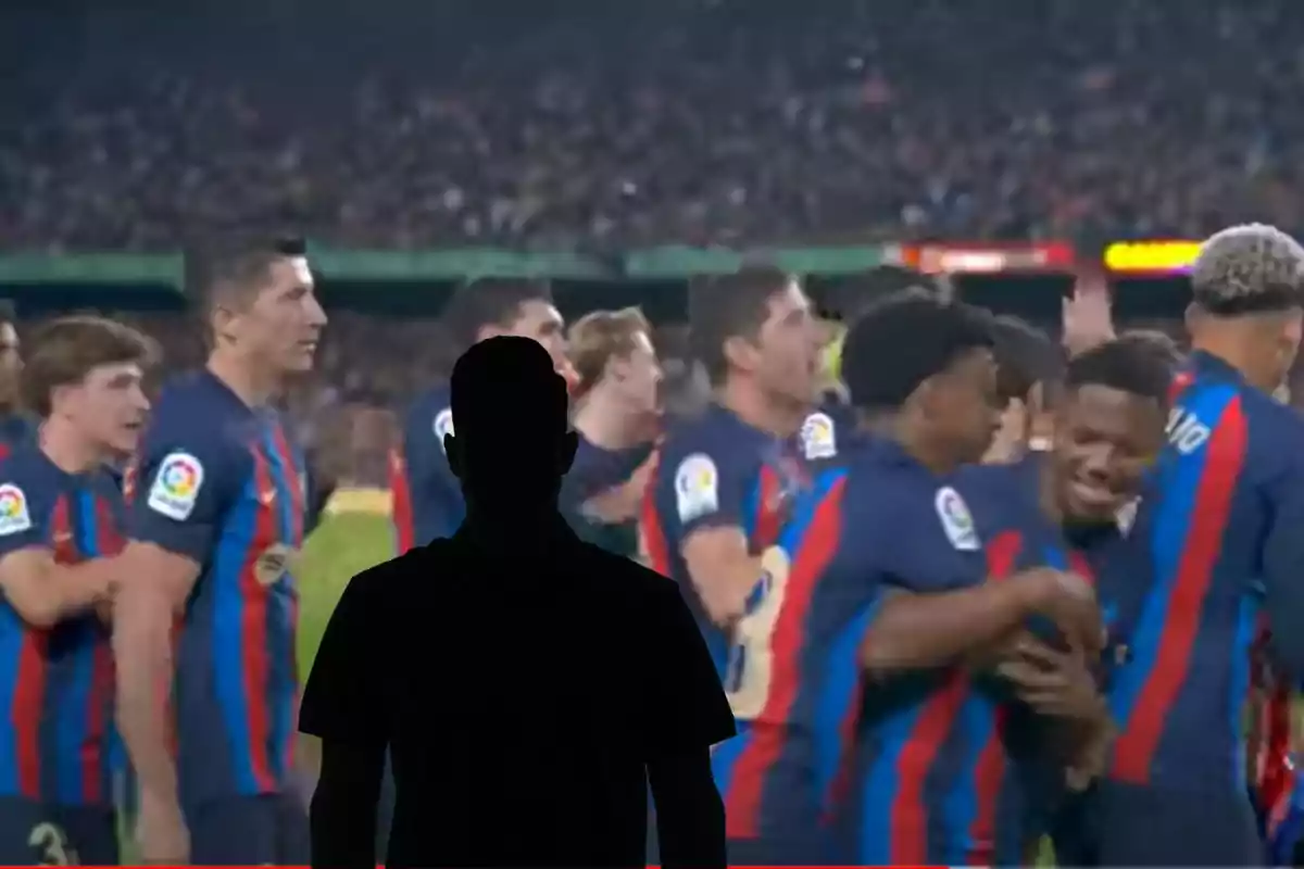 Muntatge amb l'equip del Barça i una ombra negra al centre de la imatge