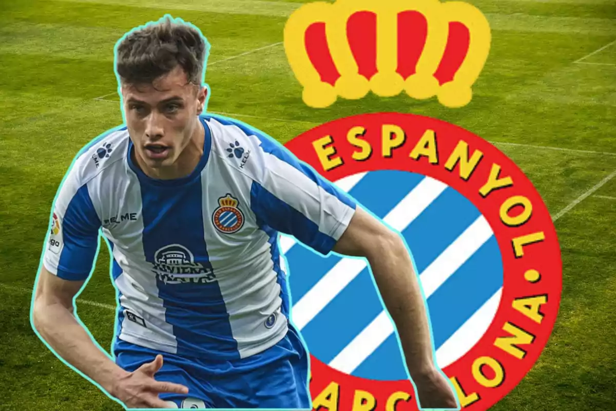 Un jugador de futbol amb l?uniforme del RCD Espanyol en primer pla, amb el logo de l?equip al fons i un camp de futbol.