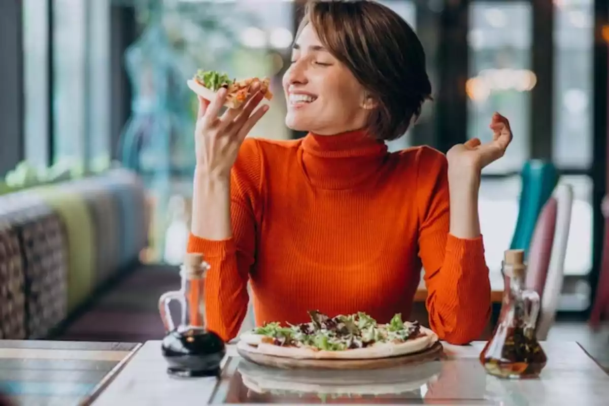 Dona menjant en un restaurant