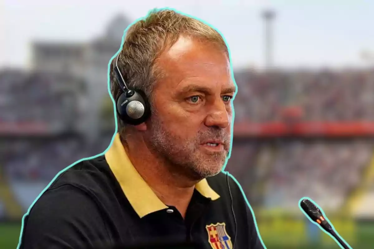 Un home amb auriculars i micròfon, vestint una samarreta amb l?escut del FC Barcelona, parlant en un estadi.