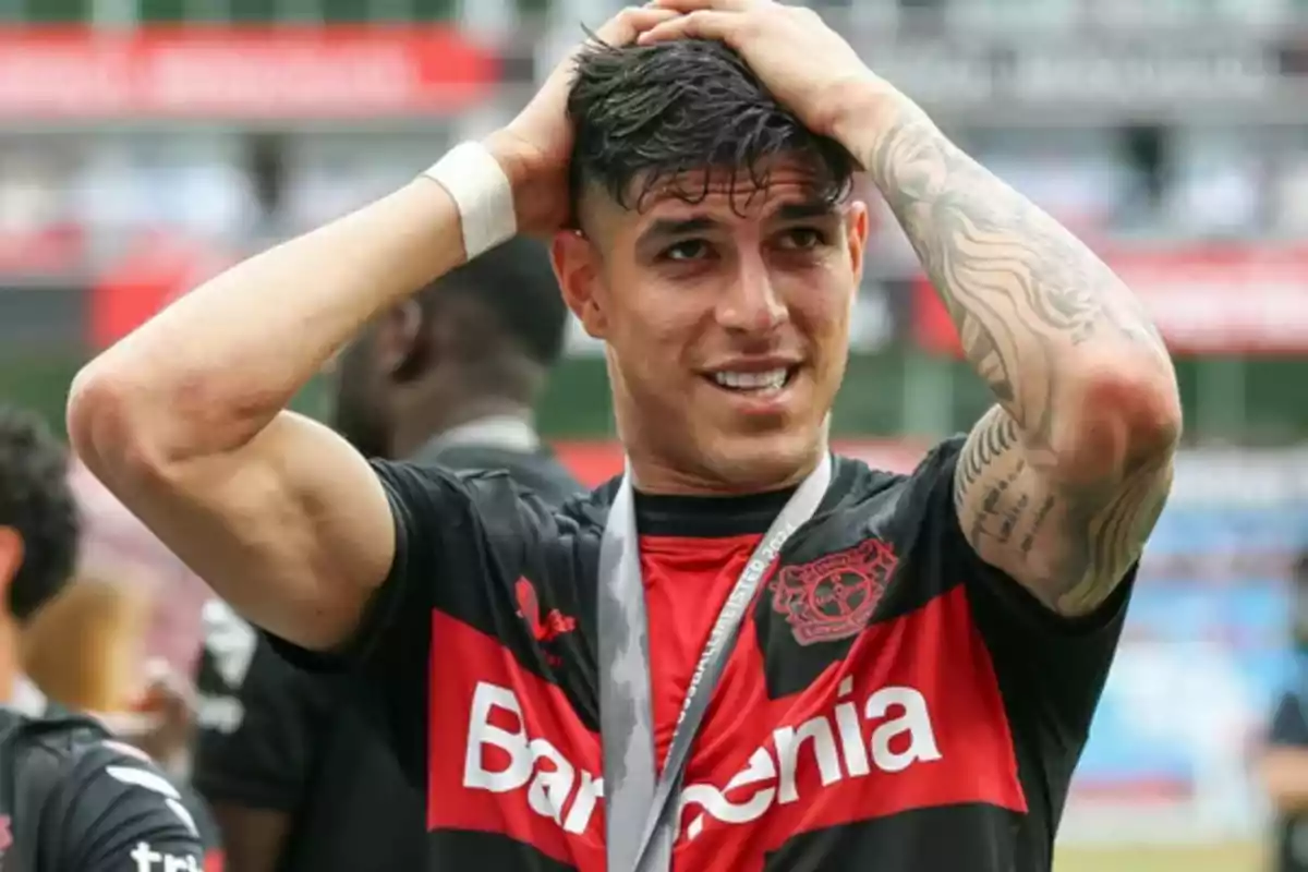 Piero Hincapié celebrant la Bundesliga amb el Leverkusen Piero Hincapié celebrant la Bundesliga amb el Leverkusen