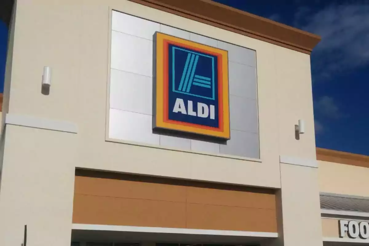 Façana d'una botiga amb el logotip d'ALDI a la part superior de l'edifici.
