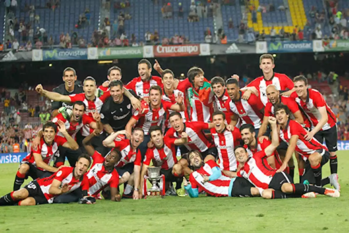 Jugadors de l'Athletic celebrant la Supercopa del 2016