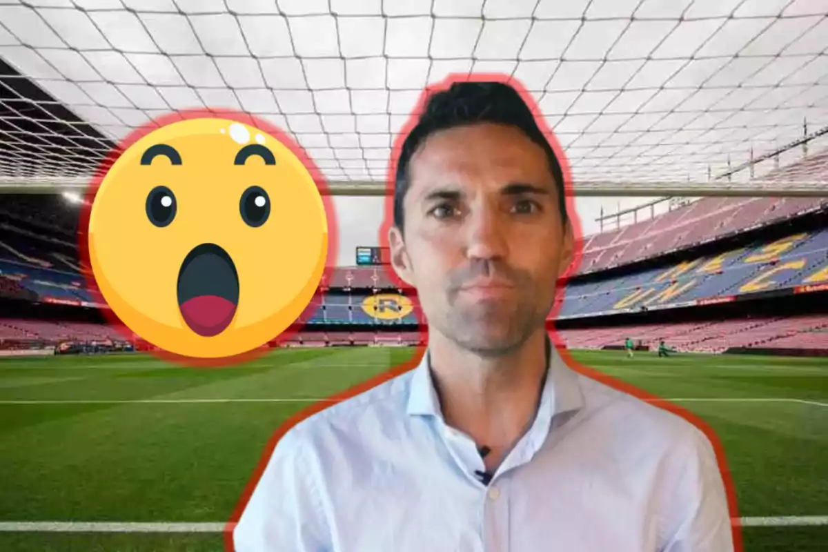 Un home amb camisa clara està davant d'un estadi de futbol amb un emoji sorprès al costat.