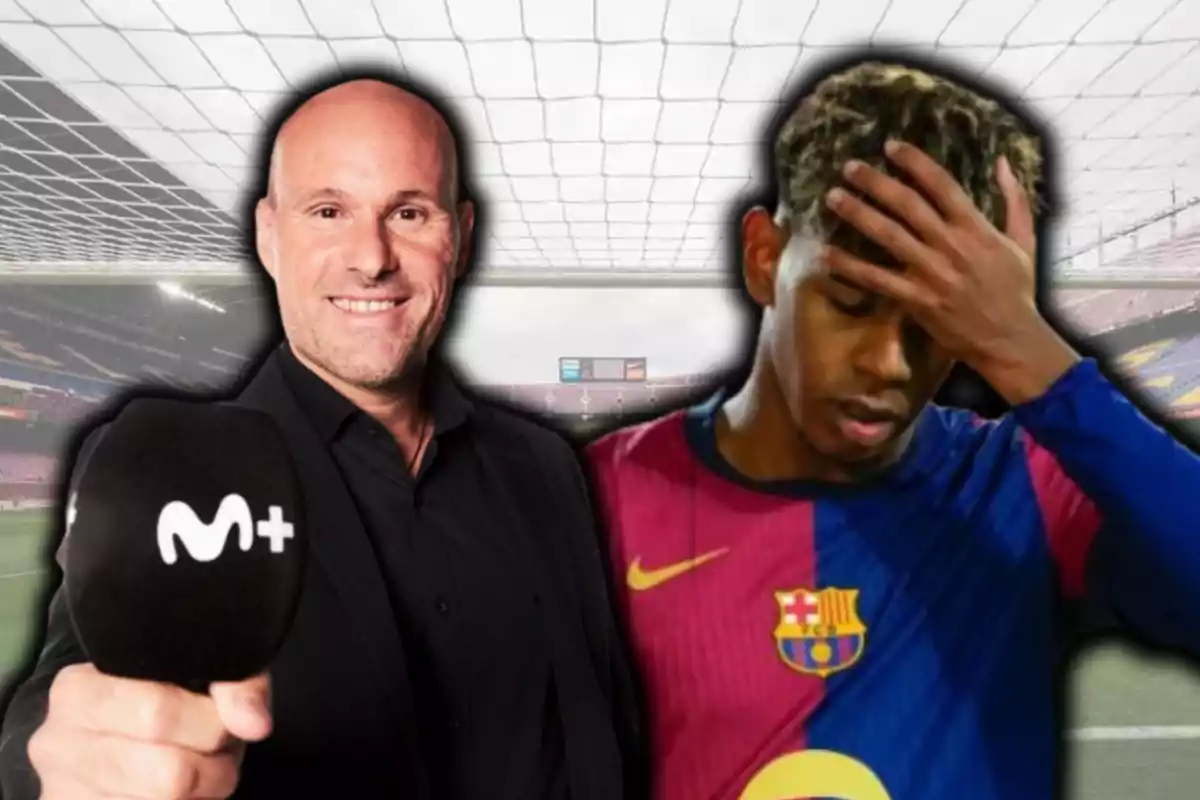 Un hombre sosteniendo un micrófono de Movistar+ sonríe mientras otro hombre con una camiseta del Barcelona se lleva la mano a la cabeza en un estadio de fútbol.