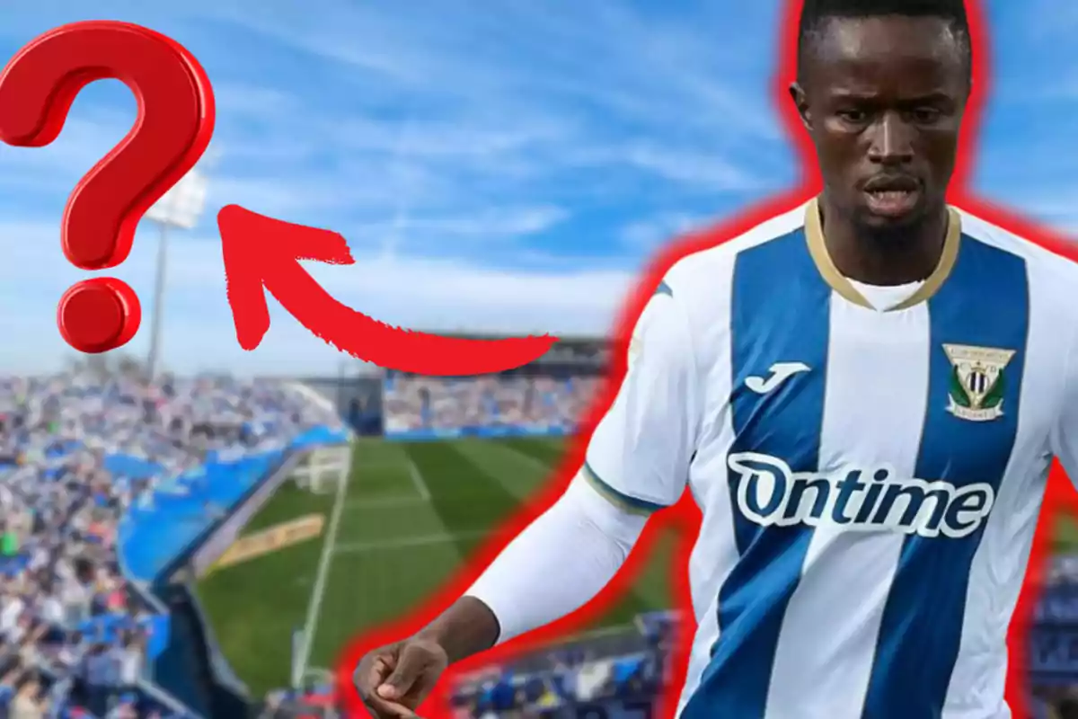 Un jugador de fútbol con uniforme a rayas azules y blancas aparece en primer plano mientras un estadio lleno de espectadores se ve al fondo con un signo de interrogación rojo y una flecha apuntando hacia el estadio.